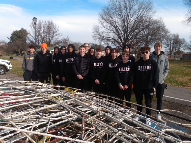 Boys bball helping with Holiday Lights